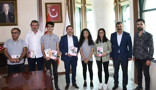 Nusaybin Anadolu Lisesi Türk Dili ve Edebiyatı Zümresi “Üçüncü Mevki” Adıyla Yayımladıkları Öykü Kitabını Sayın Kayabaşı’na takdim ettiler.