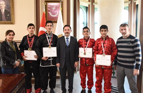 Kaymakam/Belediye Başkan V. Ercan Kayabaşı, Wushu Türkiye Şampiyonlarını Tebrik Etti.