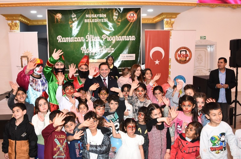 Nusaybin'de Düzenlenen Sıra Dışı İftarda Çocuklar Doyasıya Eğlendi.